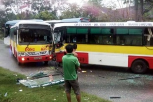 Hai xe buýt đấu đầu, tài xế mắc kẹt trên ghế lái