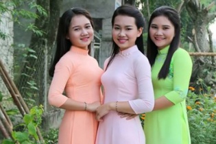 Bà mẹ 4 con nổi tiếng sau bức ảnh gây bối rối vì khó phân biệt mẹ con