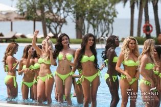 Huyền My khoe dáng chuẩn với bikini bên nhan sắc thế giới