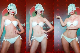 Các người đẹp Miss Earth che mặt diễn bikini