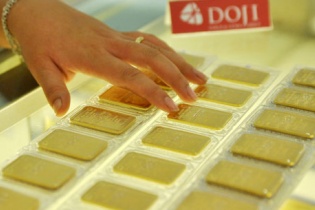 Giá vàng hôm nay 19/10: Chờ đợi và tiếp tục lao dốc