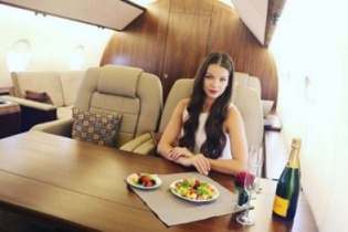 Mạnh tay chi tiền thuê máy bay riêng để chụp ảnh "câu like"