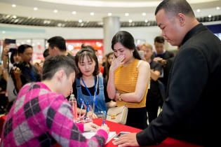 Các cô gái trẻ Hà Nội khóc nấc khi đứng gần Sơn Tùng M-TP