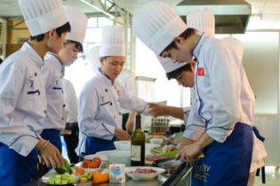 Cảnh giác với những "hứa hẹn" xuất khẩu lao động Singapore