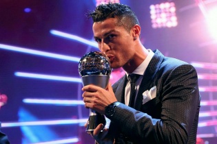 Lần thứ hai giành The Best, Ronaldo cảm ơn... Messi