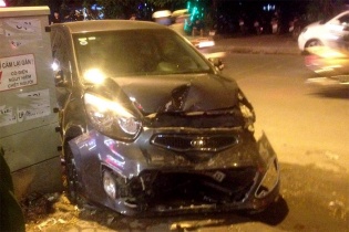 Ô tô chồm lên vỉa hè tông 3 ô tô và 2 xe máy 