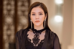 Lý Nhã Kỳ diện váy voan, đeo kim cương trên ghế "nóng"