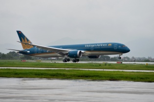 Máy bay Vietnam Airlines hạ cánh khẩn cấp cứu 2 hành khách