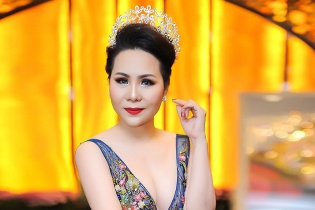 Nữ hoàng Kim Chi quá đỗi gợi cảm trong tiệc mừng tuổi mới