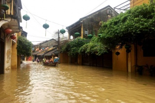 Hãi hùng cảnh nước ngập lút nhà dân ở Hội An