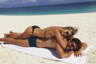 Kaka rong chơi bên bạn gái sau khi chia tay sân cỏ