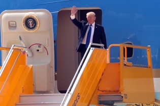 Air Force One chở Tổng thống Trump hạ cánh tại Đà Nẵng