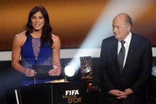 Nữ thủ môn tuyển Mỹ tố cáo cựu chủ tịch FIFA quấy rối