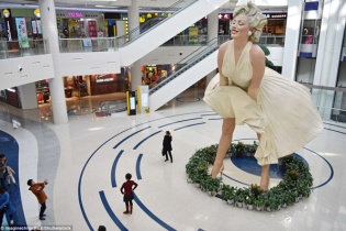 Choáng với bức tượng Marilyn Monroe bị tốc váy cao 8m
