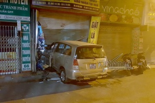 Thông tin bất ngờ vụ xế hộp đâm nát cửa nhà hàng xóm gây náo loạn khu phố
