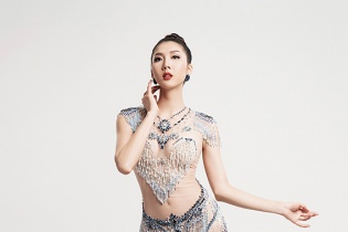 Ngọc Quyên "đốt mắt" với đầm màu nude bó sát