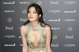 Thư Kỳ hở ngực táo bạo trên thảm đỏ Kim Mã