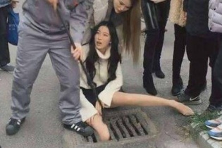 Cô gái thụt chân vào nắp cống vì mải nghe điện thoại