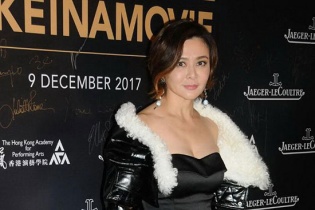 Quan Chi Lâm dù 55 tuổi vẫn mặc sexy tới thảm đỏ