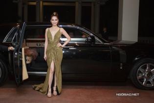 Ngọc Trinh mặc váy lưng trần, xẻ ngực sâu nổi bật tại sự kiện