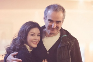 Lý Nhã Kỳ thân mật với đạo diễn và nhà sản xuất nổi tiếng Pháp