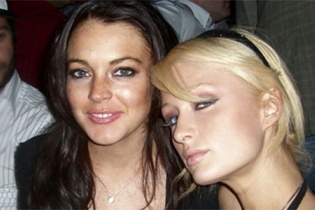 Paris Hilton: "Lindsay từng bám theo tôi để được đi chơi cùng"