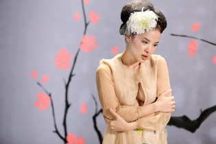 Phương Trinh Jolie lấp ló vòng một khi quay MV mới