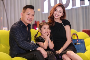 Vợ chồng Jennifer Phạm đưa con gái đi sự kiện