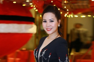 Nữ hoàng Kim Chi sang trọng đẳng cấp với váy đính 500 viên đá quý