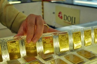 Giá vàng hôm nay 27/12: Vàng lên đỉnh mới thách thức USD