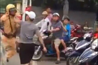 Thanh niên ngông cuồng hành hung cảnh sát giao thông, bị tạm giam hình sự