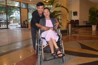 Tình yêu lớn của chàng trai trẻ hơn 4 tuổi và cô gái ngồi xe lăn