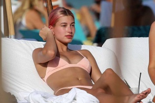 Tình cũ của Justin Bieber sexy trên bãi biển 