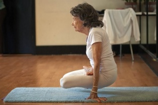 Khâm phục cuộc sống trẻ trung của huấn luyện viên yoga 99 tuổi