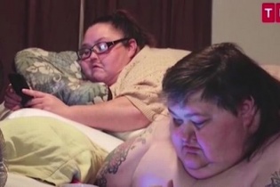 Cặp đôi nặng hơn nửa tấn lần đầu được "làm chuyện ấy" sau 11 năm yêu nhau