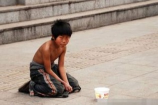 Chàng trai từng ăn xin trở thành triệu phú tìm về báo đáp ân nhân