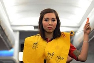 Nữ hành khách bị cấm bay 9 tháng vì xé ao phao trên máy bay