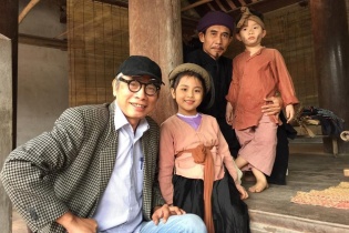 Vì sao hài tết đua nhau làm phụ đề tiếng Anh, tiếng Trung?