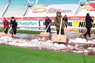 Tuyết ngừng rơi, sân Thường Châu được dọn dẹp chờ chung kết U23