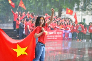 Đàm Hằng đội mưa cổ vũ đội Tuyển U23 Việt Nam trước trận chung kết lịch sử