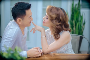 Doanh nhân Việt kiều tình tứ bên Thanh Thảo