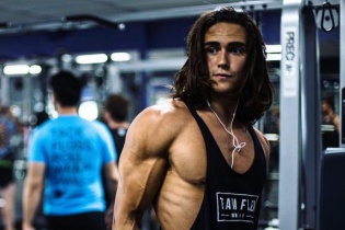 Vượt lên mặc cảm dị tật để thành hot boy phòng gym