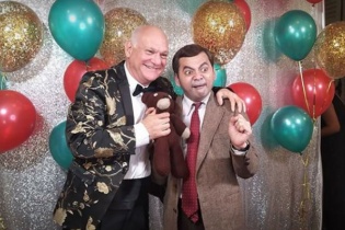 Người đàn ông Thái kiếm bộn tiền vì giống Mr Bean