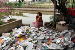 Nàng dâu bên chục mâm bát đĩa cạnh bờ ao gây sốt cư dân mạng