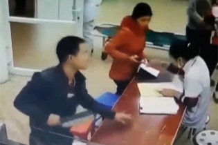 Nam thanh niên dọa chém bác sĩ vì lý do "oái ăm"