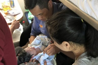 Nhân viên tàu SE3 đỡ đẻ cho khách ngay trên tàu