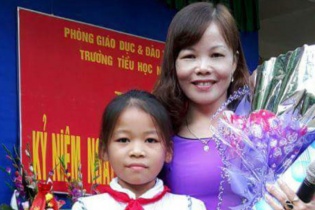 Vụ cô giáo quỳ gối xin lỗi phụ huynh: "Nghề của mình buồn lắm phải không em?"