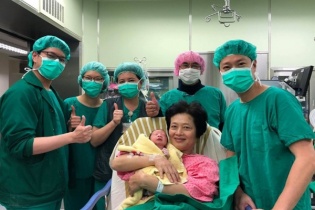 Dù 62 tuổi vẫn sinh thường con gần 3 kg