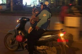 Nữ xe ôm địu con nhỏ đi làm trong đêm khiến cộng đồng mạng rơi lệ