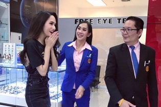 Nhiều người Thái Lan nhận ra Hoa hậu Chuyển giới Hương Giang khi cô đi mua sắm